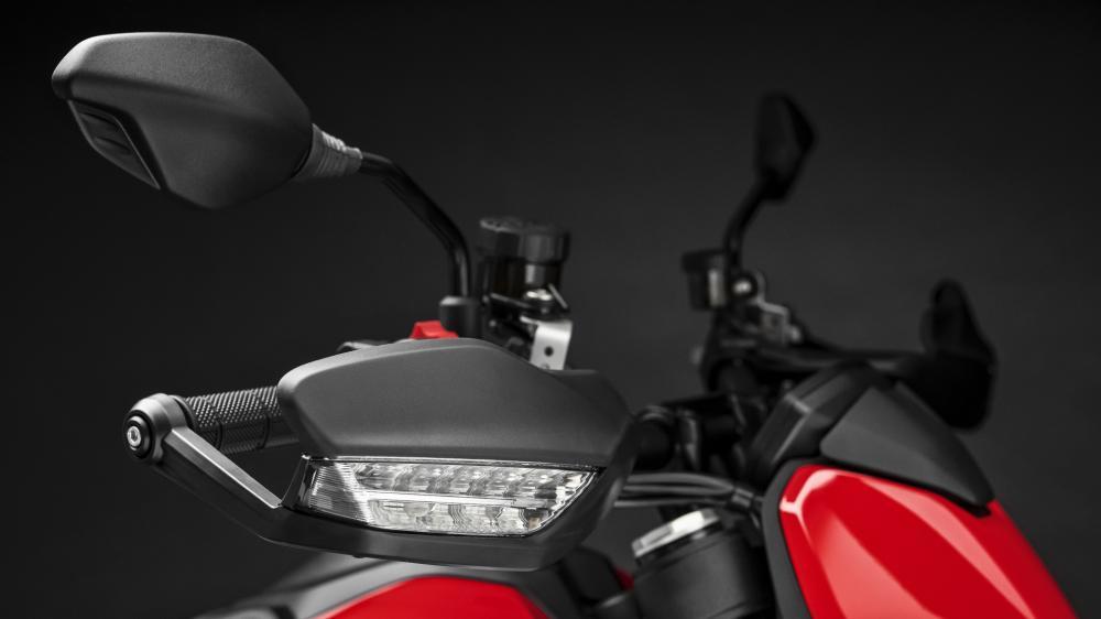 Bảo vệ tay thắng nhìn khá tinh tế và đẹp mắt của Hypermotard 950