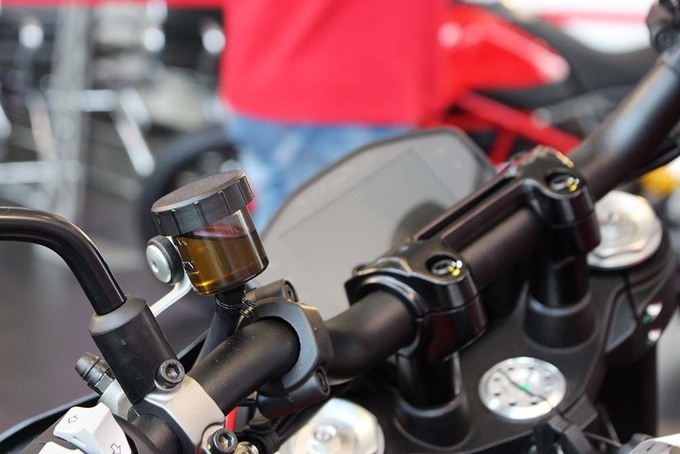 Hypermotard 950 có thiết kế ghi đông hoàn toàn mới được mở rộng hơn