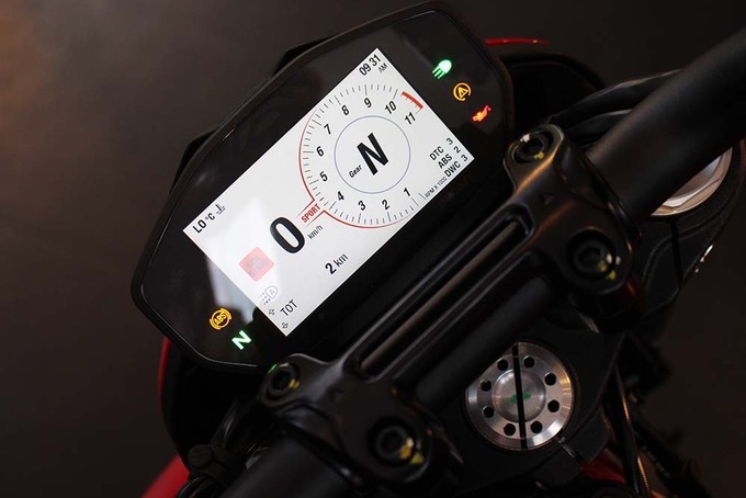 Một vài tiện ích khác mà xe sở hữu có thể kể đến như màn hình hiển thị TFT, hệ thống giải trí kết nối với smartphone, gác chân người ngồi sau có thể tháo rời,…