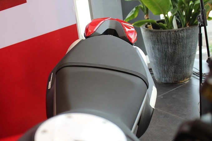 Yên xe được thiết kế bằng phẳng đúng chất Motard cùng thiết kế trải dài từ nắp bình xăng đem lại tư thế lái khác biệt so với thế hệ hiện tại. Theo Ducati, trọng lượng ướt của Hypermotard 950 và 950 SP lần lượt là 200 và 198 kg.