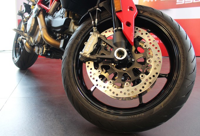 Ngoài ra, phanh sau cũng là loại Brembo với đường kính 245mm