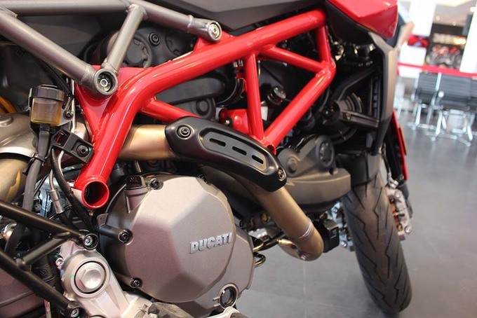 Phần khung phụ mắt cáo được thay đổi với trọng lượng nhẹ hơn