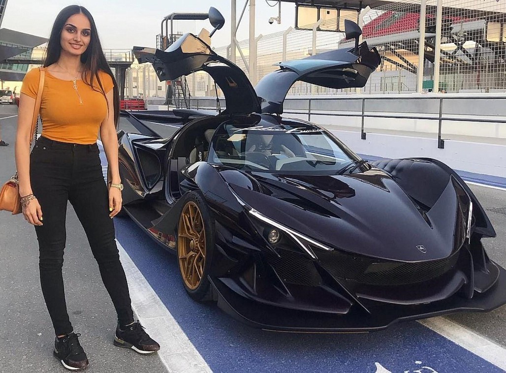 Ngoài những siêu xe “phổ thông”, Lana cũng được tiếp xúc những siêu xe hàng hiếm như chiếc Batmobile, Apollo Intensa Emozione...