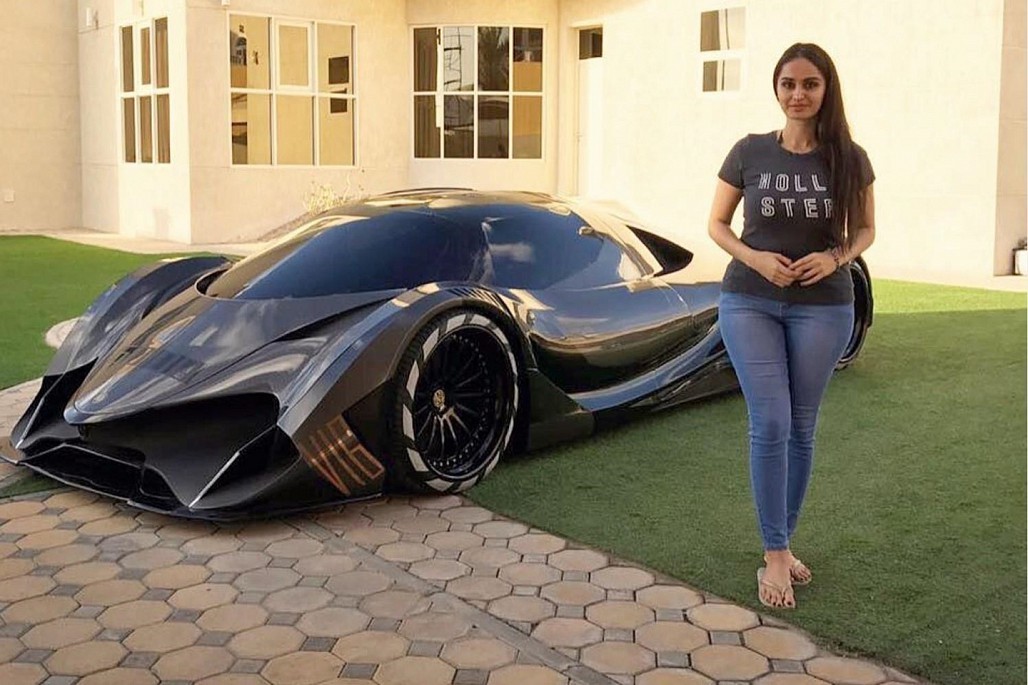 Lana bên cạnh siêu xe Devel Sixteen mạnh nhất thế giới