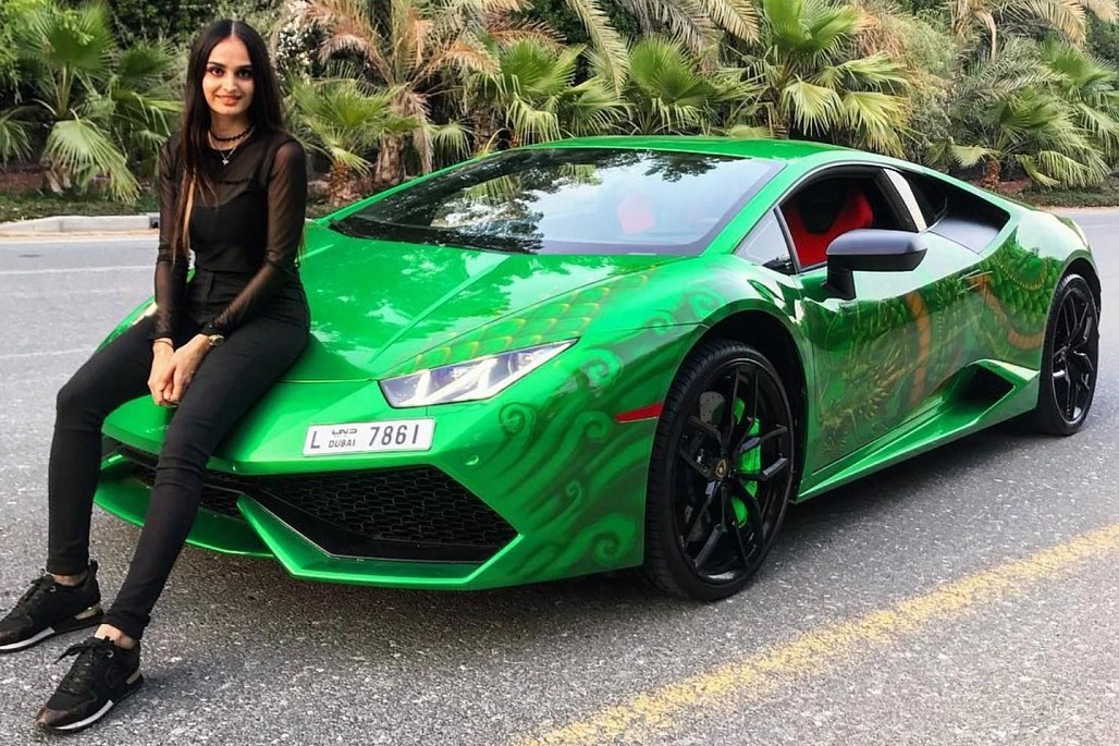Chiếc Lamborghini Huracan thuộc sở hữu của Lana với khá nhiều lần đổi màu. Xe nguyên bản màu trắng nhưng được Lana thay đổi sang màu tím, xanh ngọc bích, đen và hiện tại là màu xanh chrome với họa tiết in 3D