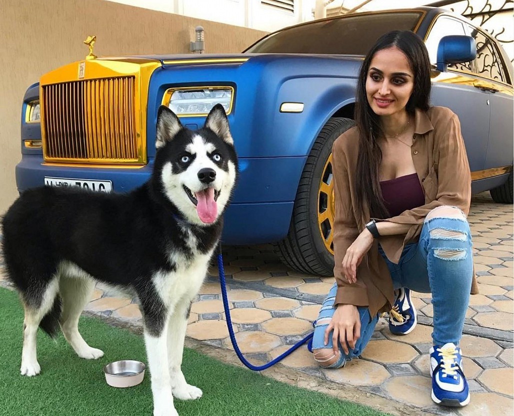 Chiếc Rolls-Royce độ Mansory được phủ tone xanh vàng