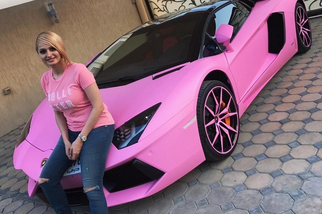 Một trong những chiếc siêu xe đầu tiên của Lana – chiếc Lamborghini Aventador – cũng được phủ màu hồng nổi bật