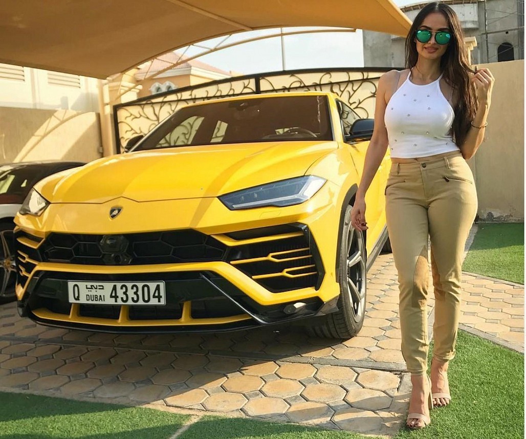 Lamborghini Urus – chiếc SUV nhanh nhất thế giới – vừa được bổ sung vào bộ sưu tập của họa sĩ tranh sơn dầu này