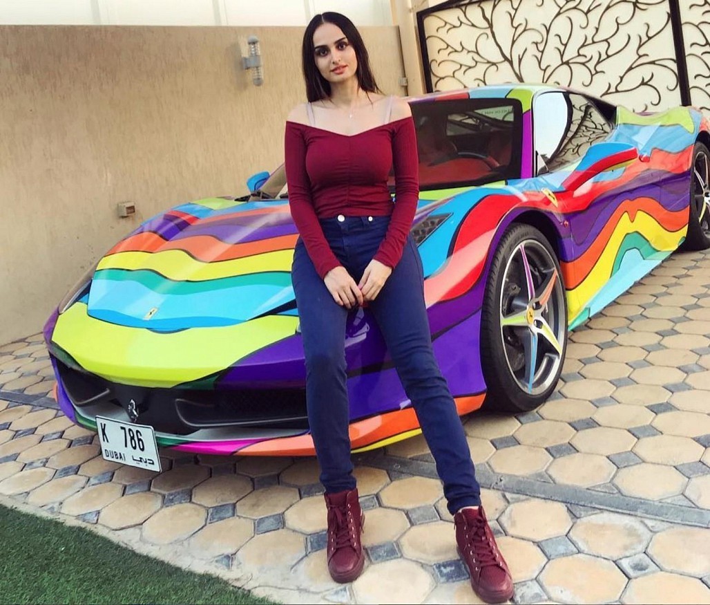 Thậm chí, chiếc Ferrari 458 Italia của em trai cũng bị Lana đổi màu với họa tiết lấy cảm hứng từ tranh sơn dầu