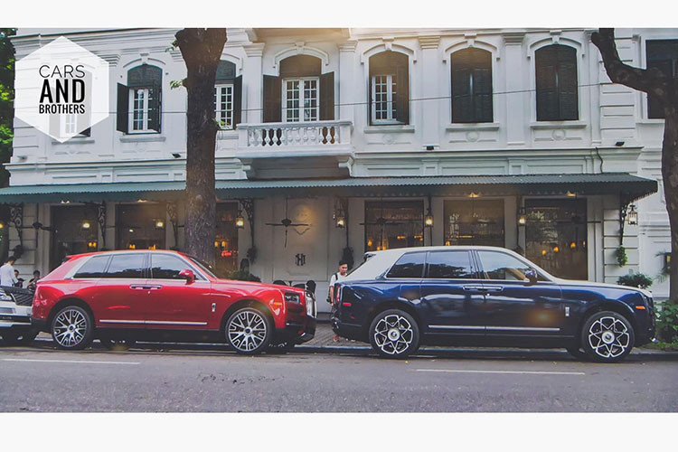 Mới đây, trước cổng khách sạn cao cấp Sofitel Legend Metropole đã xuất hiện cảnh tượng có đến hai chiếc SUV siêu sang Rolls-Royce Cullinan trị giá gần 100 tỷ đồng bất ngờ "không hẹn mà gặp" trên phố Ngô Quyền, Hà Nội khiến không ít người mê xe xôn xao