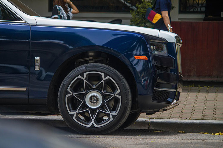 Hai chiếc SUV siêu sang Rolls-Royce Cullinan xuất hiện cùng nhau trên đường phố Hà Nội thuộc chiếc đầu tiên và thứ tư có mặt tại dải đất hình chữ S. Trong đó, chiếc Rolls-Royce Cullinan đầu tiên về Việt Nam có màu sơn trắng nhưng đã được chủ nhân dán đổi màu sang xanh dương và trắng
