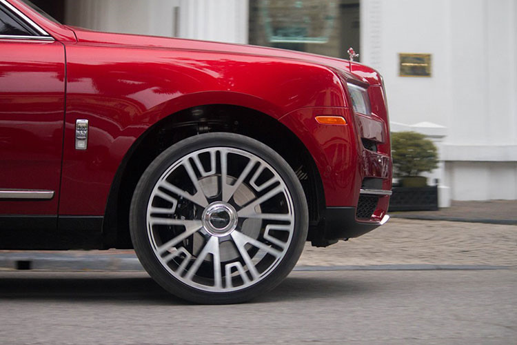 Cả hai chiếc SUV siêu sang Rolls-Royce Cullinan xuất hiện trên đường phố Hà Nội đều thuộc phiên bản bốn chỗ ngồi, điều này đồng nghĩa hàng ghế sau sẽ có hai ghế ngồi kiểu độc lập và thương gia theo gói tuỳ chọn Individual Seat. Ở giữa hai hàng ghế này có bệ tỳ tay, tủ lạnh, hai chiếc ly và rượu champagne cùng một số tuỳ chọn khác