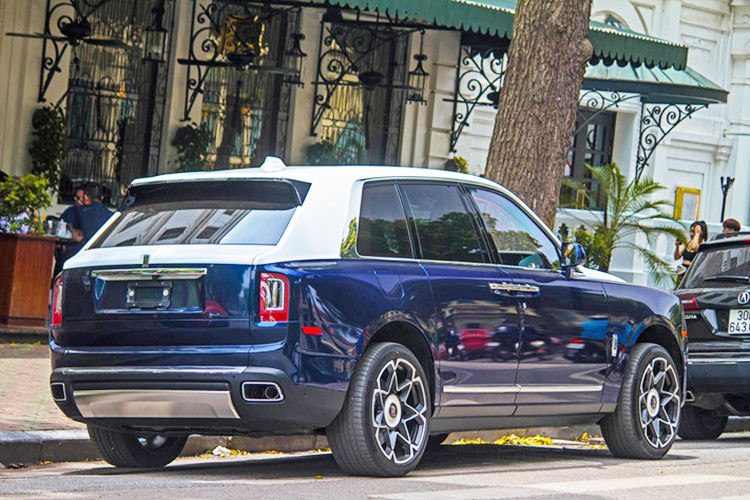 Rolls-Royce Cullinan được trang bị động cơ V12, tăng áp kép, dung tích 6.75 lít, sản sinh công suất tối đa 563 mã lực và mô-men xoắn cực đại 850 Nm tại vòng tua máy 1.600 vòng/phút, động cơ của Rolls-Royce Cullinan được trang bị hộp số tự động ZF 8 cấp, hệ dẫn động 4 bánh toàn thời gian và đánh lái 4 bánh hoàn toàn mới
