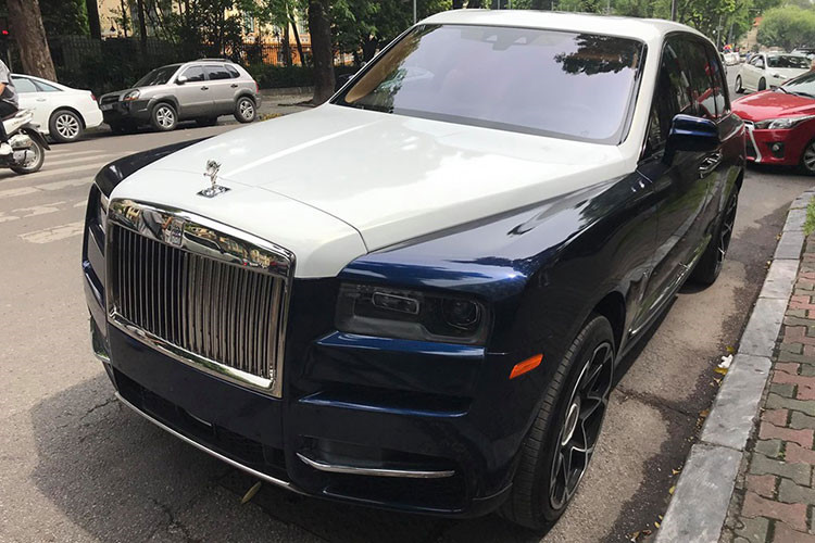 Hiện chưa rõ mức giá bán SUV siêu sang Rolls-Royce Cullinan về Việt Nam theo diện không chính hãng này. Chỉ biết rằng, đại lý chính hãng Rolls-Royce tại Việt Nam chào giá bán cho Cullinan bắt đầu từ 41 tỷ đồng cho bản tiêu chuẩn và bản cao cấp nhất có giá lên đến hơn 52 tỷ đồng