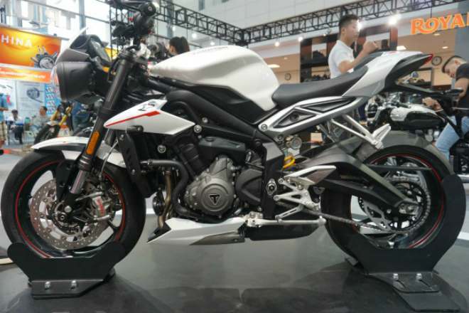 2019 Triumph Triple Street RS là dòng môtô tầm trung nhưng được thiết kế hoành tráng với các đường nét cơ bắp, căng đét tới từng cen-ti-mét, đủ làm say lòng bất cứ ánh mắt nào từ phái mạnh