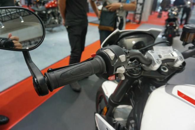 Hãm tốc cho Triple Street RS là loại phanh đĩa trước với 4 điểm kẹp piston Brembo M50, có ABS