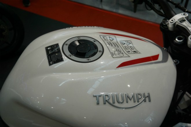 Thân xe được uốn cong với thiết kế bình xăng cơ bắp, chỗ ngồi trũng xuống, yên vểnh lên tạo thế như hổ vồ càng tăng độ uy nghi, đầy mãnh lực cho các tay lái