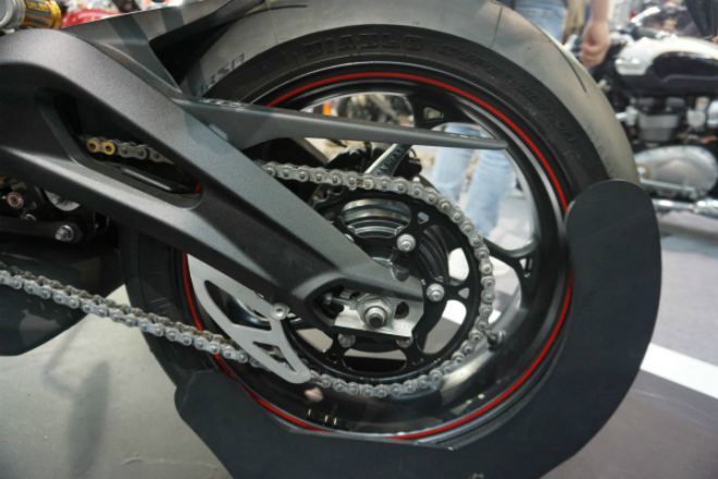 Triple Street RS có chiều cao yên khá 825 mm, phù hợp với các đấng mày râu có thân hình cao to