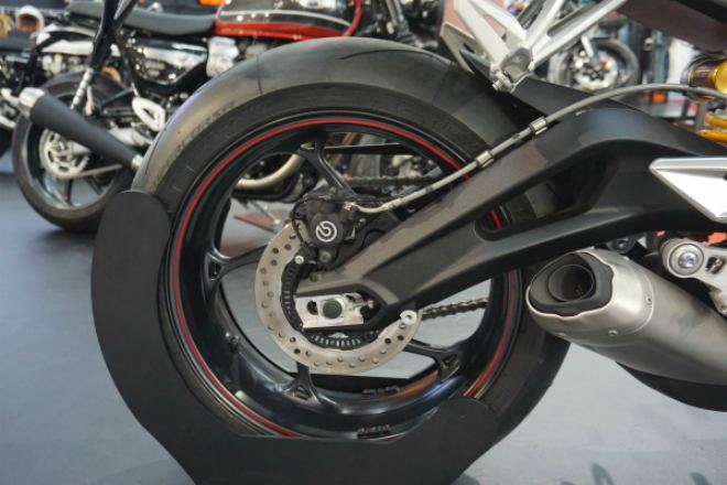 Trong khi phía sau là phanh đĩa Brembo đơn cũng có ABS