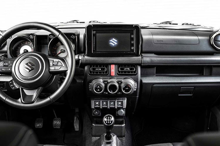 Bước vào khoang nội thất, phiên bản đặc biệt Jimny Gan không mang sự thay đổi nào rõ rệt so với các phiên bản tiêu chuẩn. Điều dễ dàng nhận thấy nhất trong khoang cabin ở phiên bản này là phần nội thất được bao phủ bởi 1 màu đen tuyền huyền bí