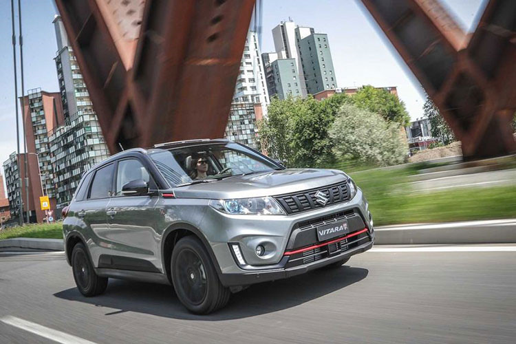 Khác với sự gân guốc và dữ dằn như "người anh em" Jimny Gan, ở Suzuki Vitara Katana bản đặc biệt mới này vẫn còn được bảo lưu những đường nét, bộ body-kit mềm mại nhưng không kém phần nam tính