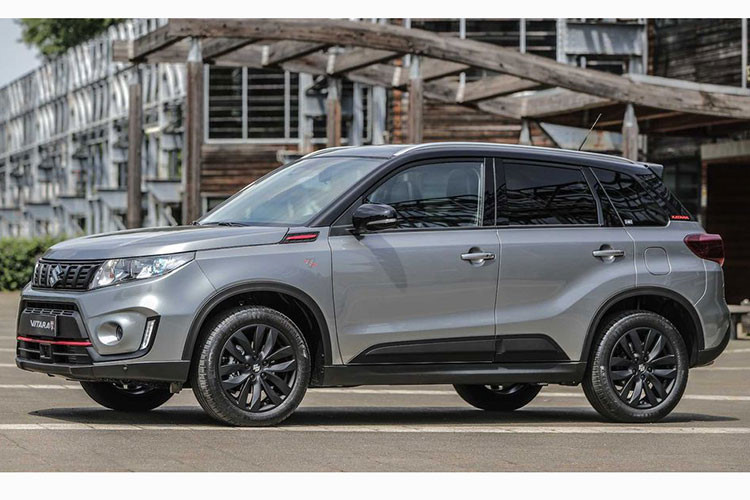 Các chi tiết dù nhỏ nhưng được làm mới lại đem lại hiệu quả lớn cho mẫu xe SUV của Suzuki như "bộ cánh" màu ghi xám, cản trước, trục thân xe... được sơn đen giúp gia tăng cái nhìn khoẻ khoắn và ấn tượng