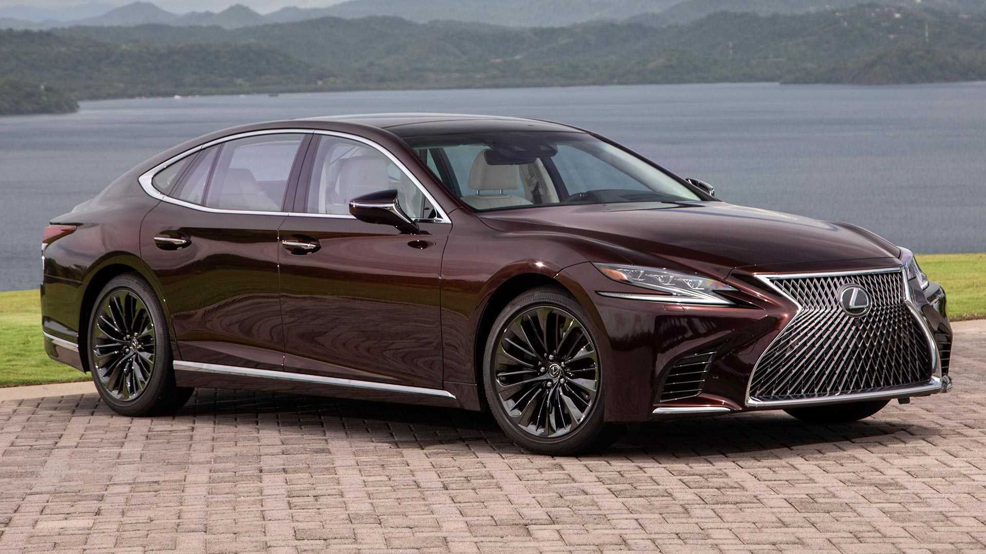 Về ngoại hình, Lexus LS 2018 có những trang bị nổi bật như lưới tản nhiệt hình đồng hồ cát cỡ lớn, cụm đèn pha có dạng Z độc đáo, tích hợp dải đèn LED định vị ban ngày