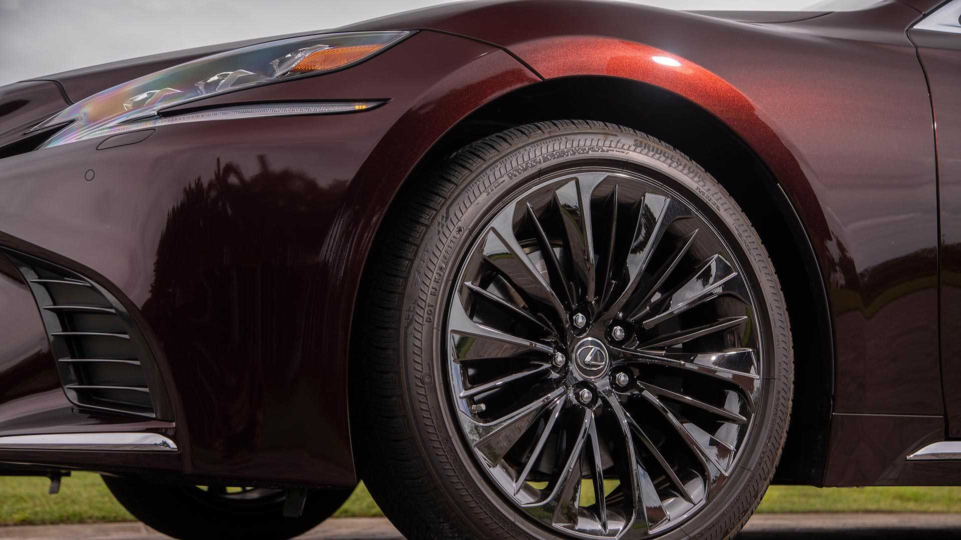 Lexus LS500 Inspiration Series 2020 đặc biệt này còn được trang bị bộ vành hợp kim 20 inch tiêu chuẩn mạ crôm màu tối, tương tự màu sơn ngoại thất, bộ vành này cũng sẽ tỏa sáng dưới ánh nắng mặt trời