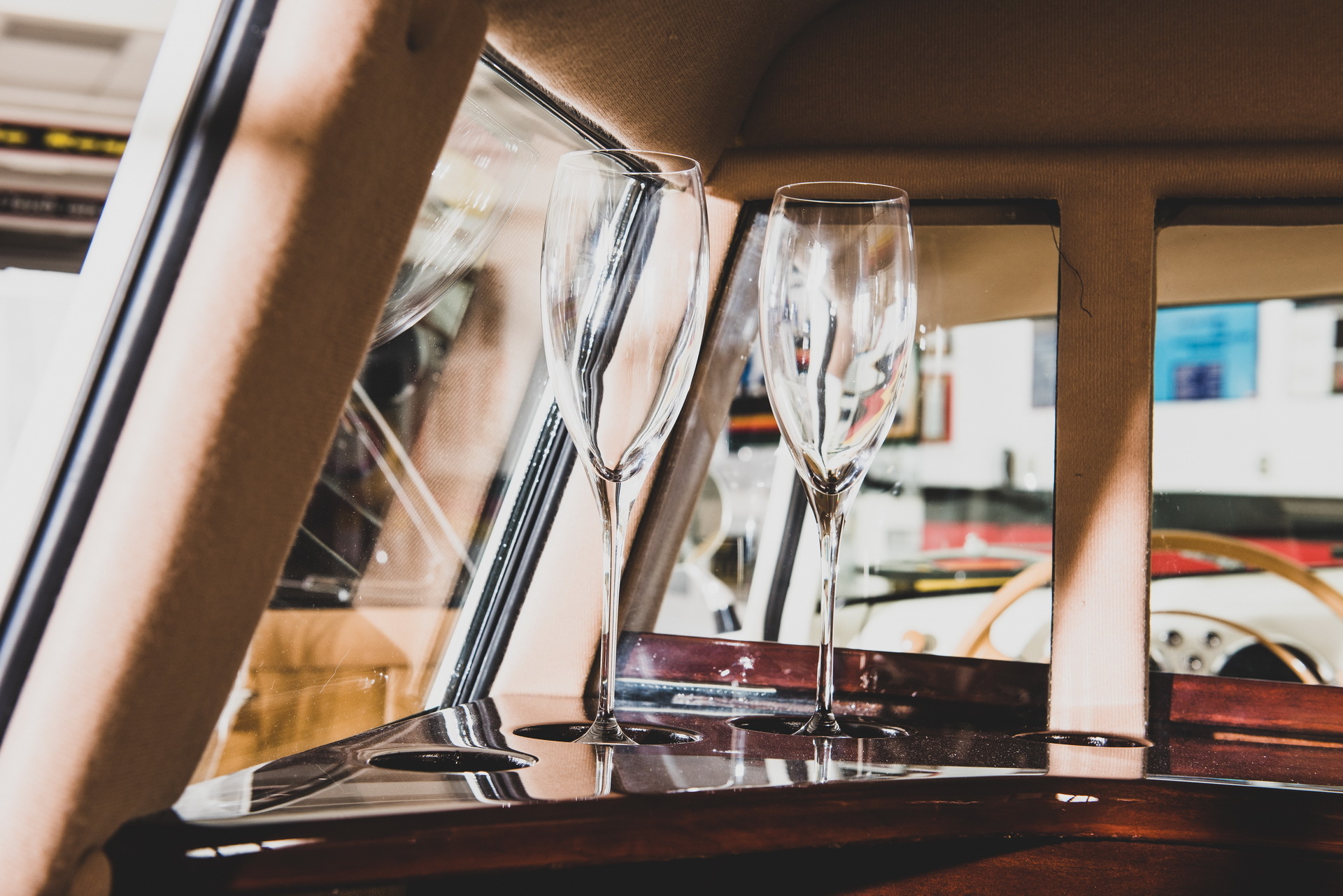 Khay đựng rượu và ly trên Porsche 356 limousine