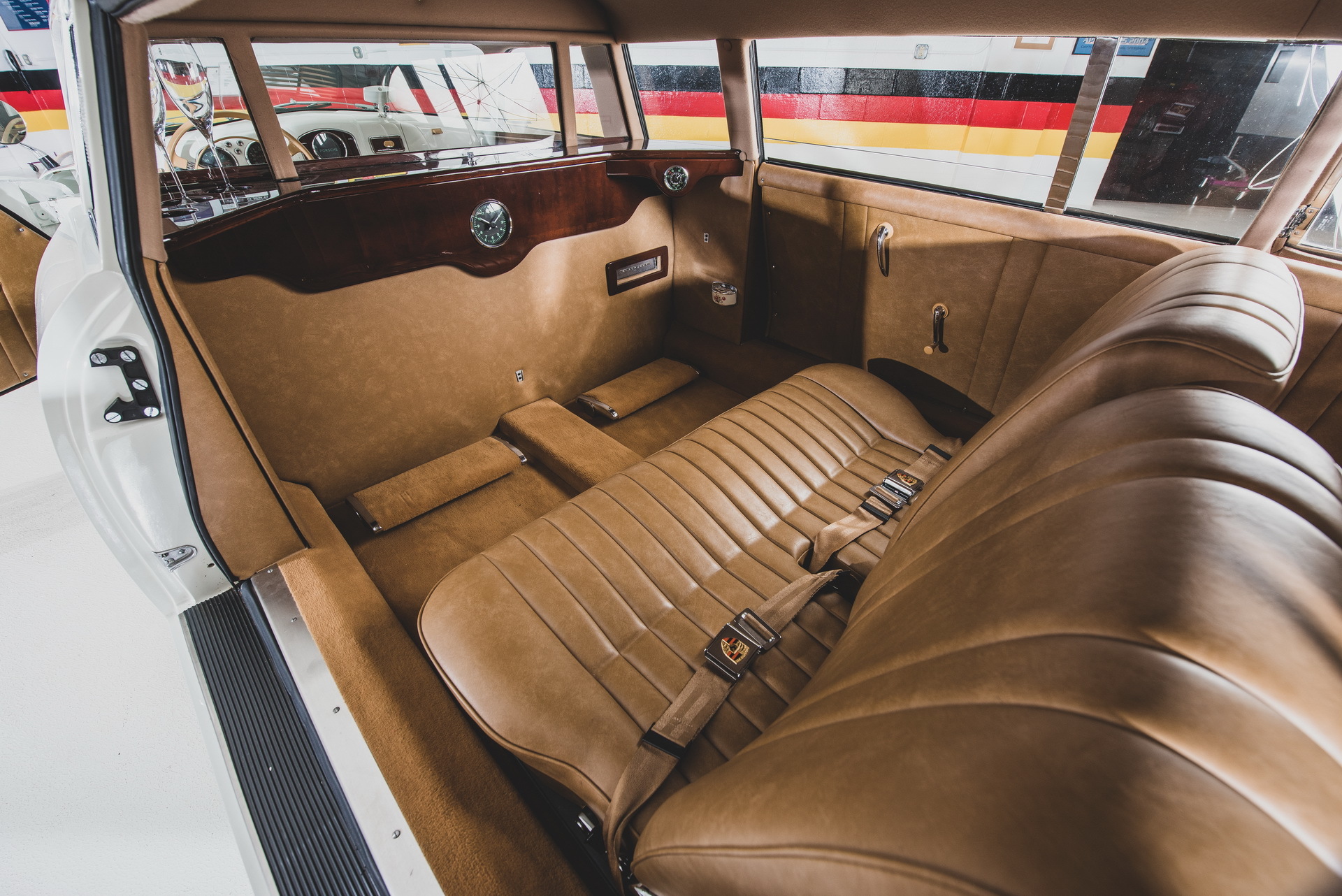 Hàng ghế ông chủ của xe Porsche 356 limousine