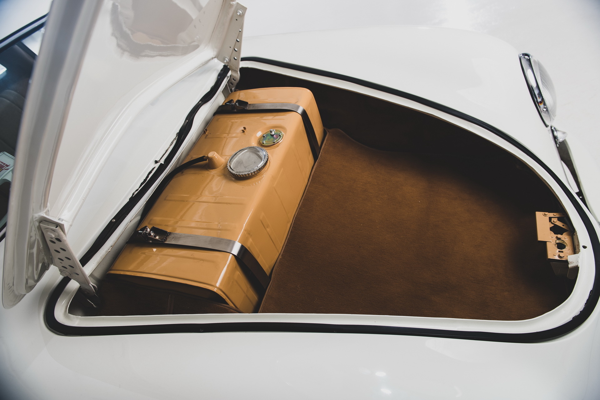 Khoang hành lý trên của xe Porsche 356 limousine