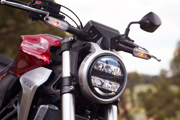 Về thiết kế, Neo Sport Cafe cỡ nhỏ Honda CB300R cũng được trang bị các hệ thống đèn chiếu sáng bằng LED hiện đại, bình xăng gồ ghề và cơ bắp cùng đuôi xe ngắn..., những chi tiết này mang đến vẻ ngoài hoài cổ và tối giản cho Honda CB300R mới