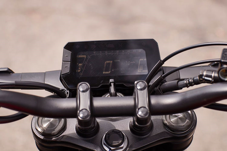 CB300R phiên bản 2019 vẫn được trang bị đồng hồ hiển thị dạng LCD hoàn toàn mới, với chức năng hiển thị cấp số, đèn báo sang số... Các nút bấm của xe khá tiện dụng và dễ dàng sử dụng do không có gì thay đổi so với những đàn anh môtô mới hiện nay của gia đình Honda