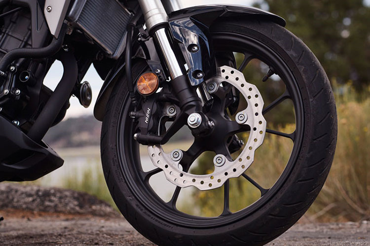 Tương tự đàn em CB150R Exmotion, Honda CB300R phiên bản nâng cấp 2019 cũng sở hữu cặp phuộc hành trình ngược đường kính 41 mm của Showa, hệ thống phanh ABS 2 kênh với bộ phanh đĩa đơn đường kính 296 mm ở phía trước cùng với kẹp phanh 4 pistoncủa Nissin