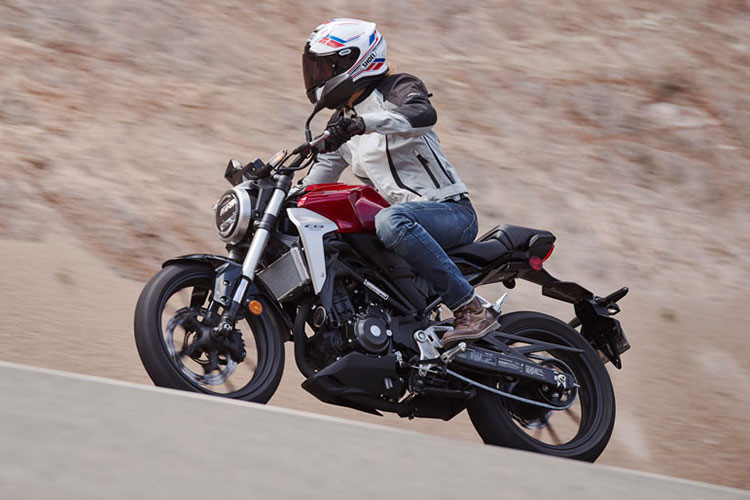 Tại thị trường Thái Lan, mẫu xe này sẽ được bán ra với 3 màu chủ đạo là đỏ, đen và xanh. Giá xe Honda CB300R 2019 khoảng 149.800 Bath Thái (tương đương với khoảng 113 triệu đồng) bán ra từ 8/7 năm nay