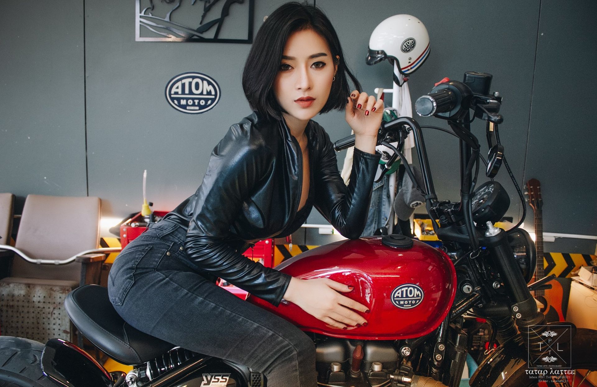 Phía trước là phuộc ống lồng hành trình 90 mm với vỏ bao cao su, La-zăng 19 inch, đĩa phanh 310 mm, cùm phanh 2 piston