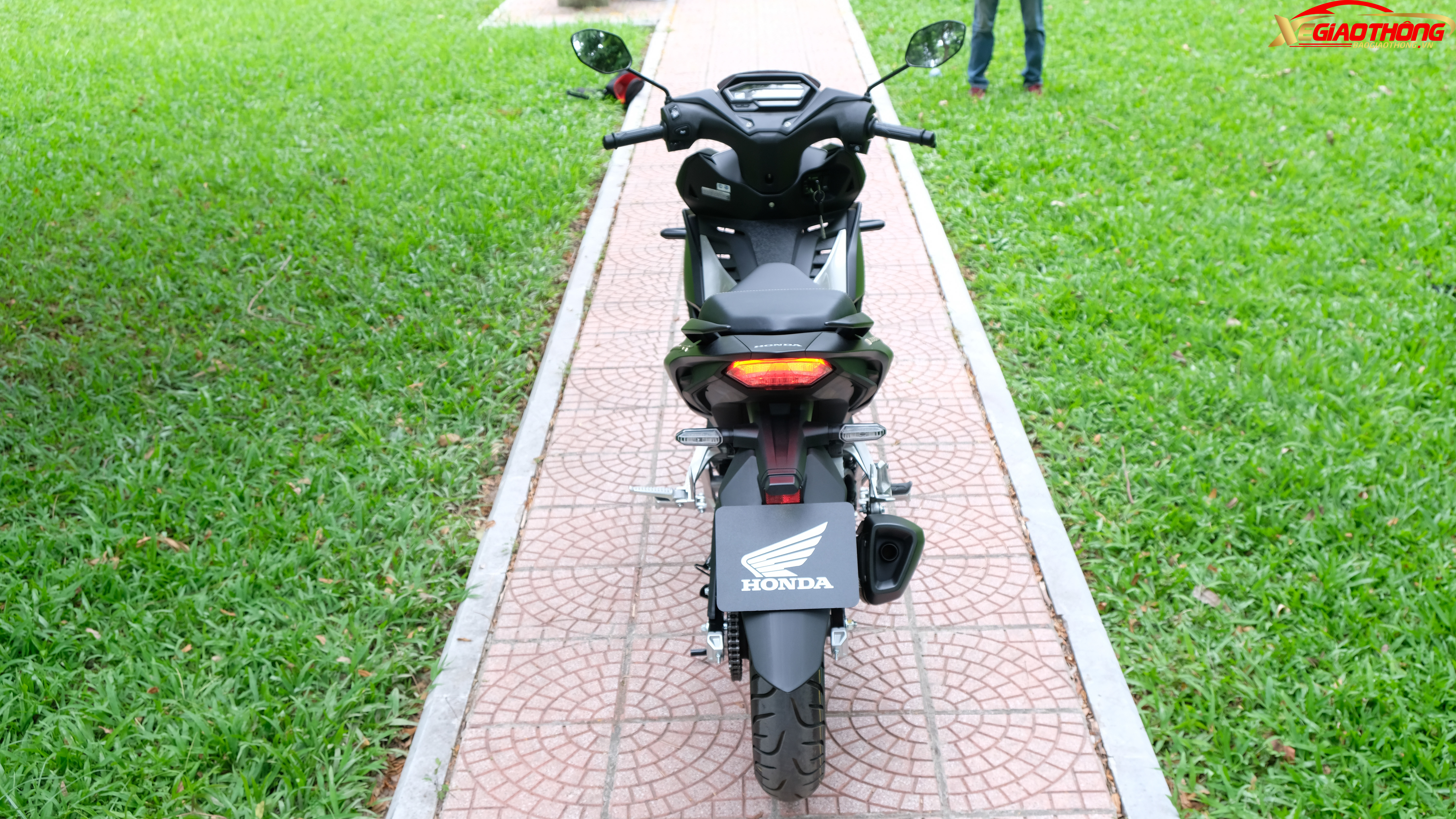 Cụm đèn xi nhan bố trí hai bên thân xe (ở đầu và đuôi xe) có tạo hình độc đáo trong tổng thể thiết kế của mẫu xe.