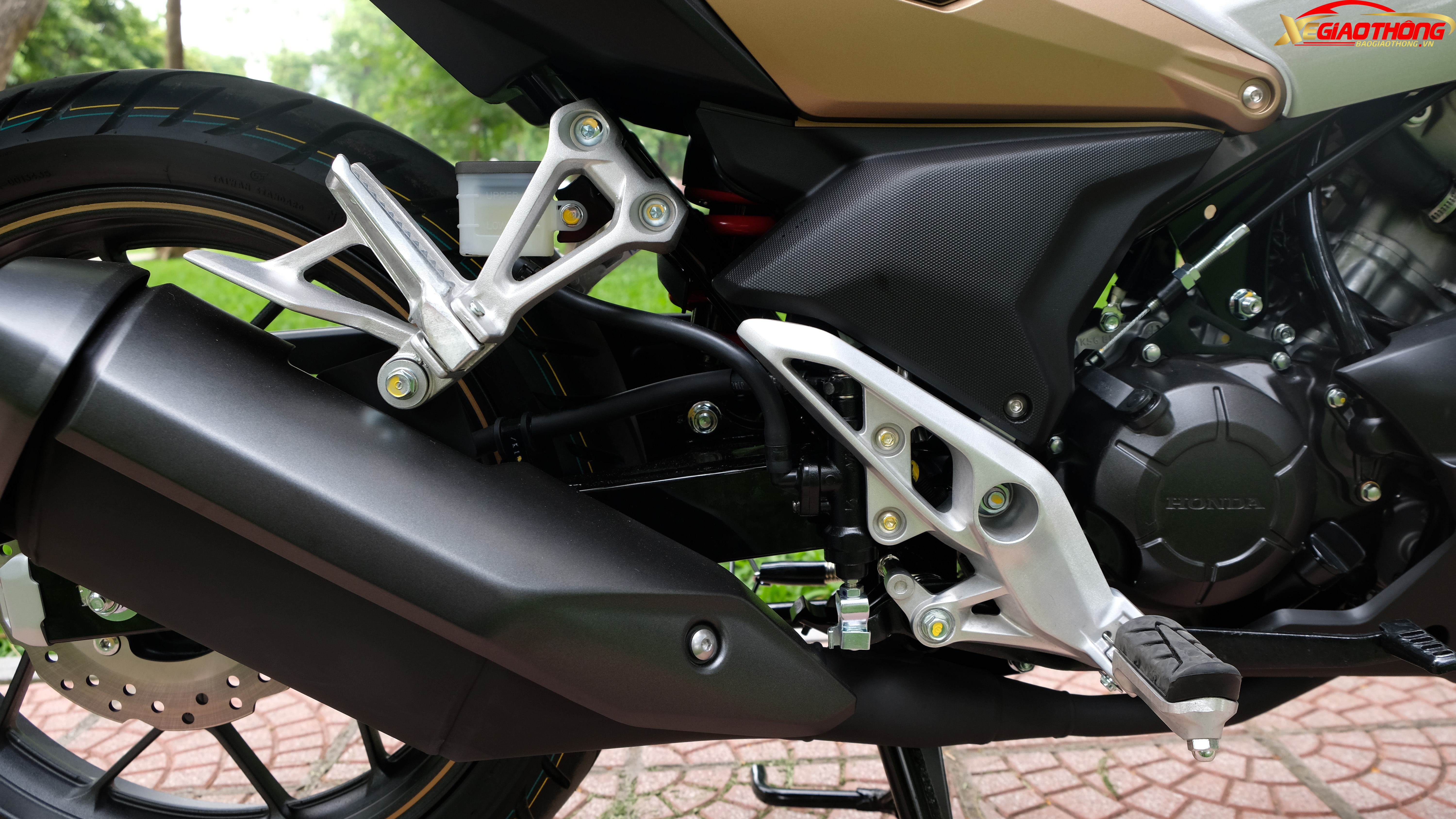 Gác để chân bằng nhôm, có thể gấp hoặc mở như những mẫu xe côn tay thể thao phân khối lớn.