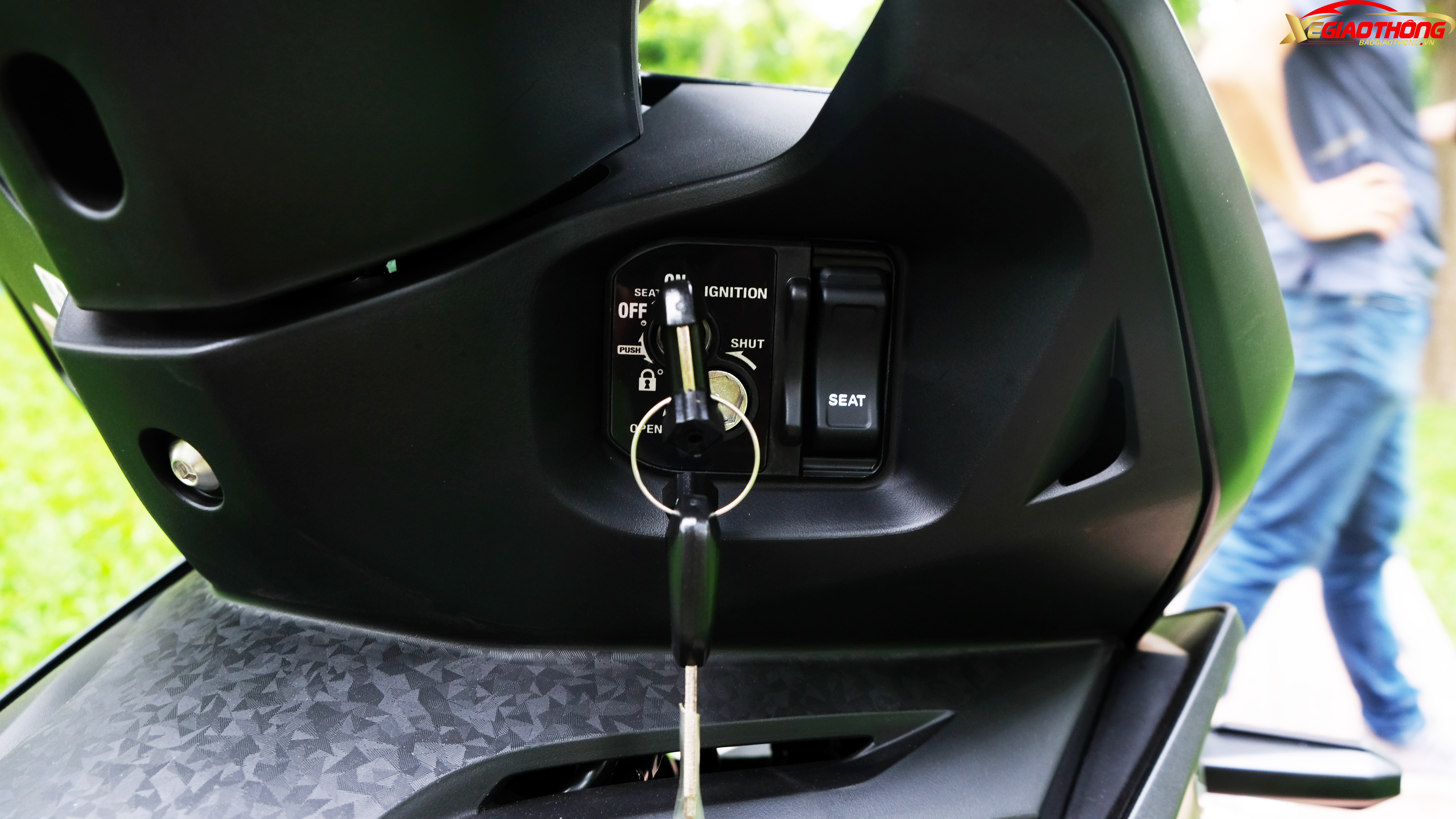 Và đồng thời, công tắc mở yên cũng đã được tích hợp với ổ khóa chính, giảm bớt thao tác cho người sử dụng.