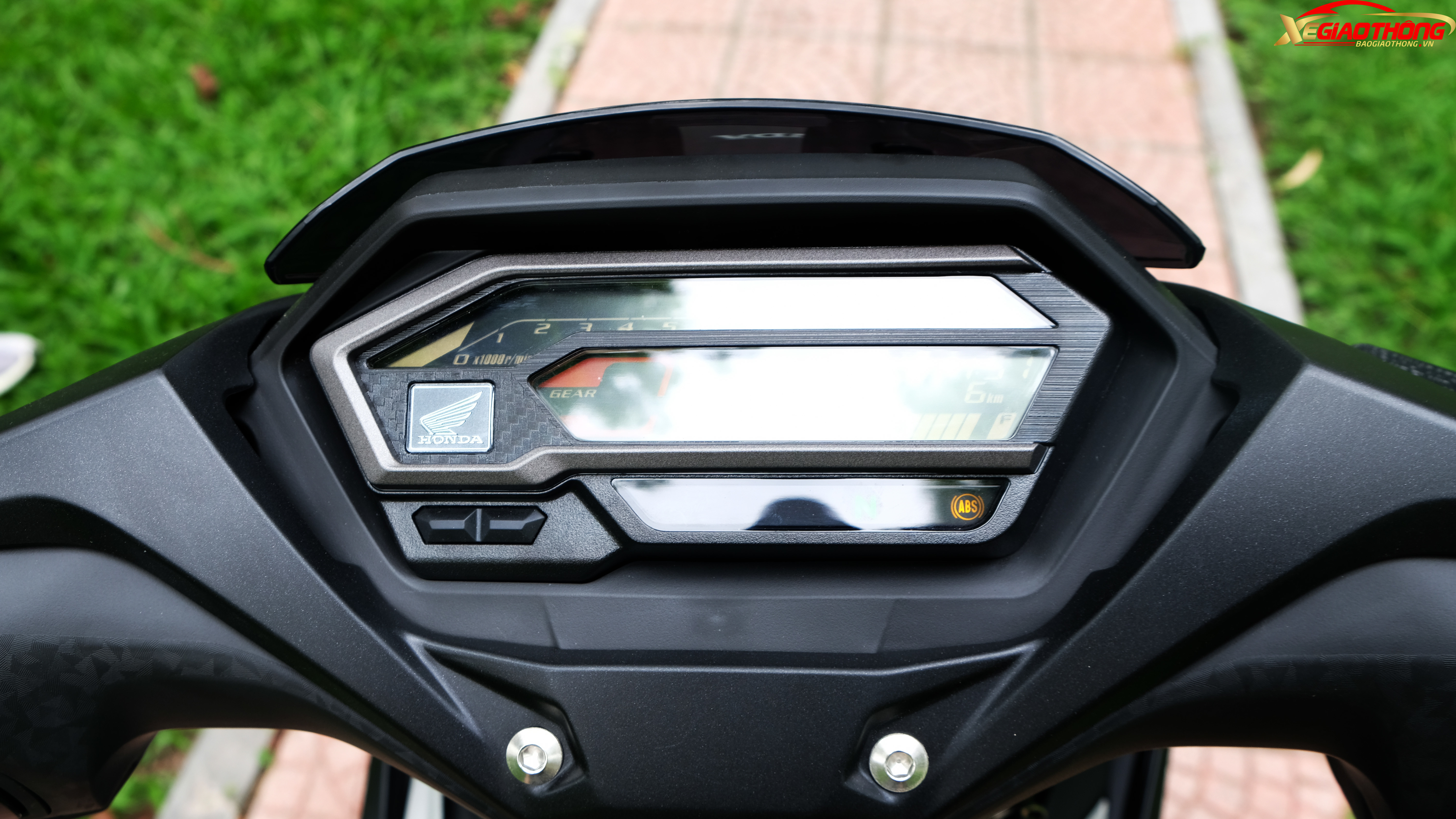 Honda Winner X thay vì mặt đồng hồ cơ như trước đây nay đã được trang bị mặt đồng hồ LCD dạng âm bản nhỏ gọn, tạo hình khối theo phong cách thể thao hiện đại, giúp hiển thị các thông số rõ nét.