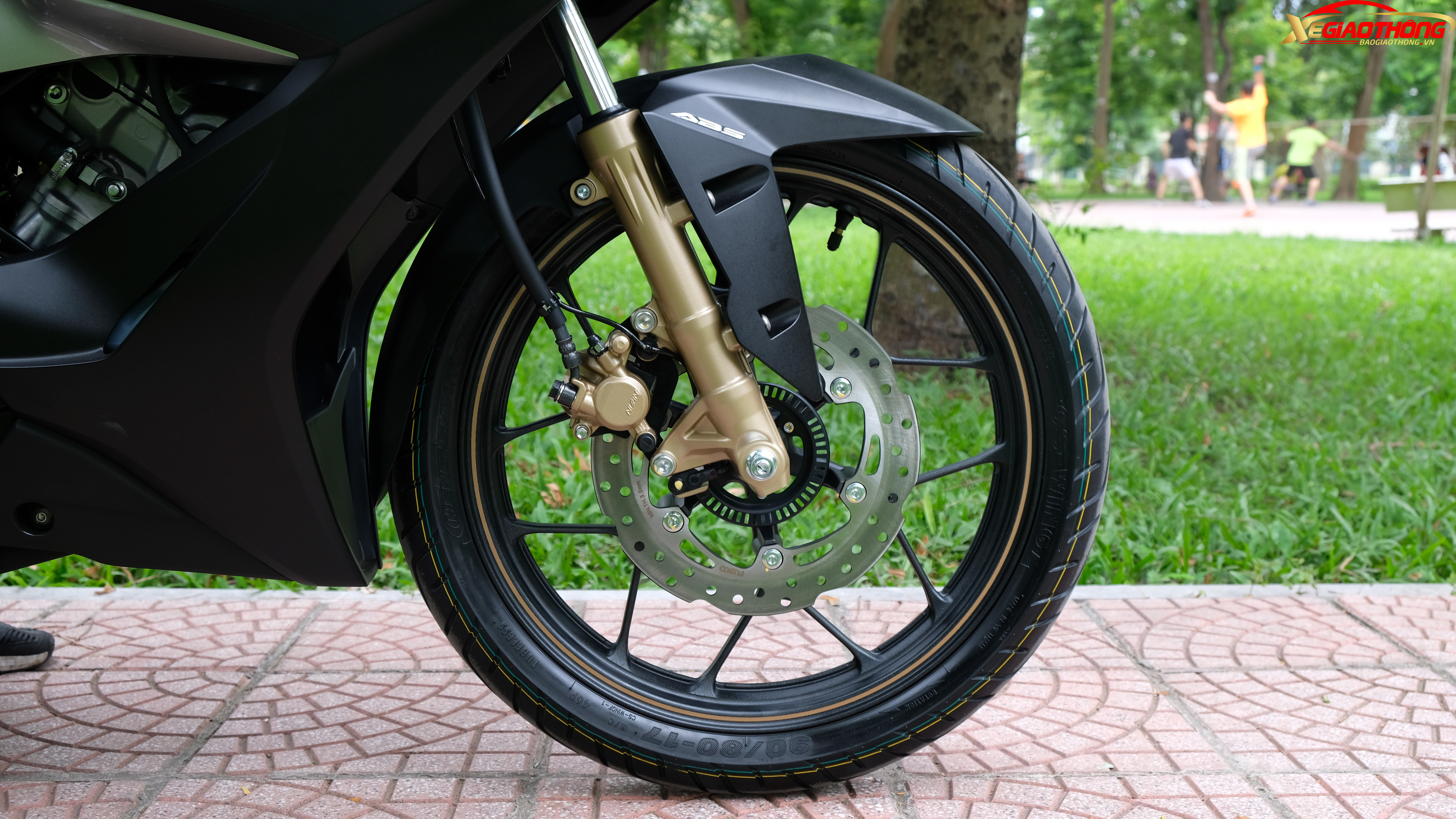 Đặc biệt, Honda Winner X phiên bản đen mờ cao cấp nhất còn được trang bị hệ thống phanh chống bó cứng ABS cho bánh trước. Đĩa phanh trên Winner X hình lượn sóng cả trước và sau.