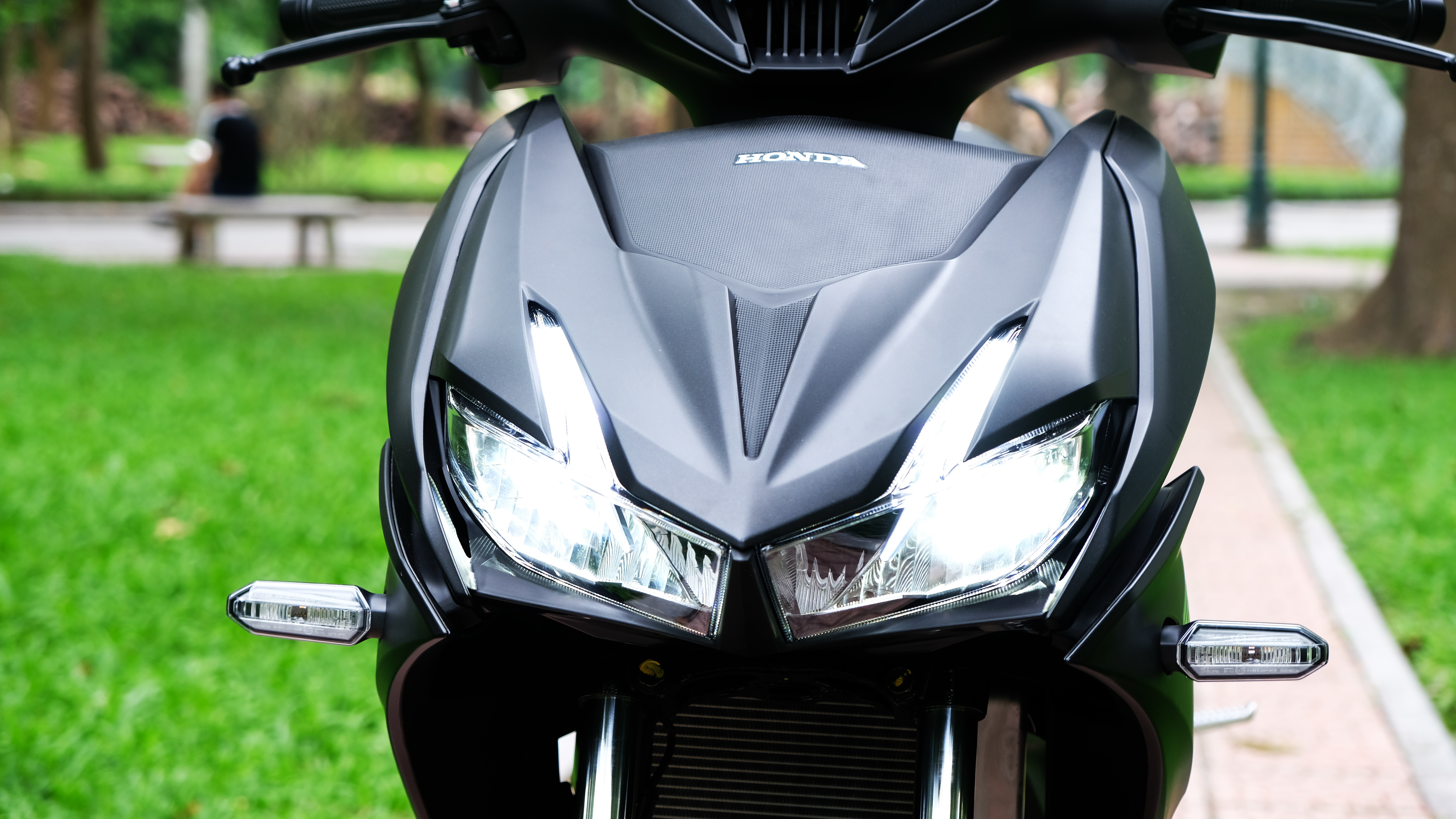 Đáng chú ý hệ thống đèn này sẽ tự động bật sáng khi khởi động xe mà không có công tắc tắt/ mở đèn.