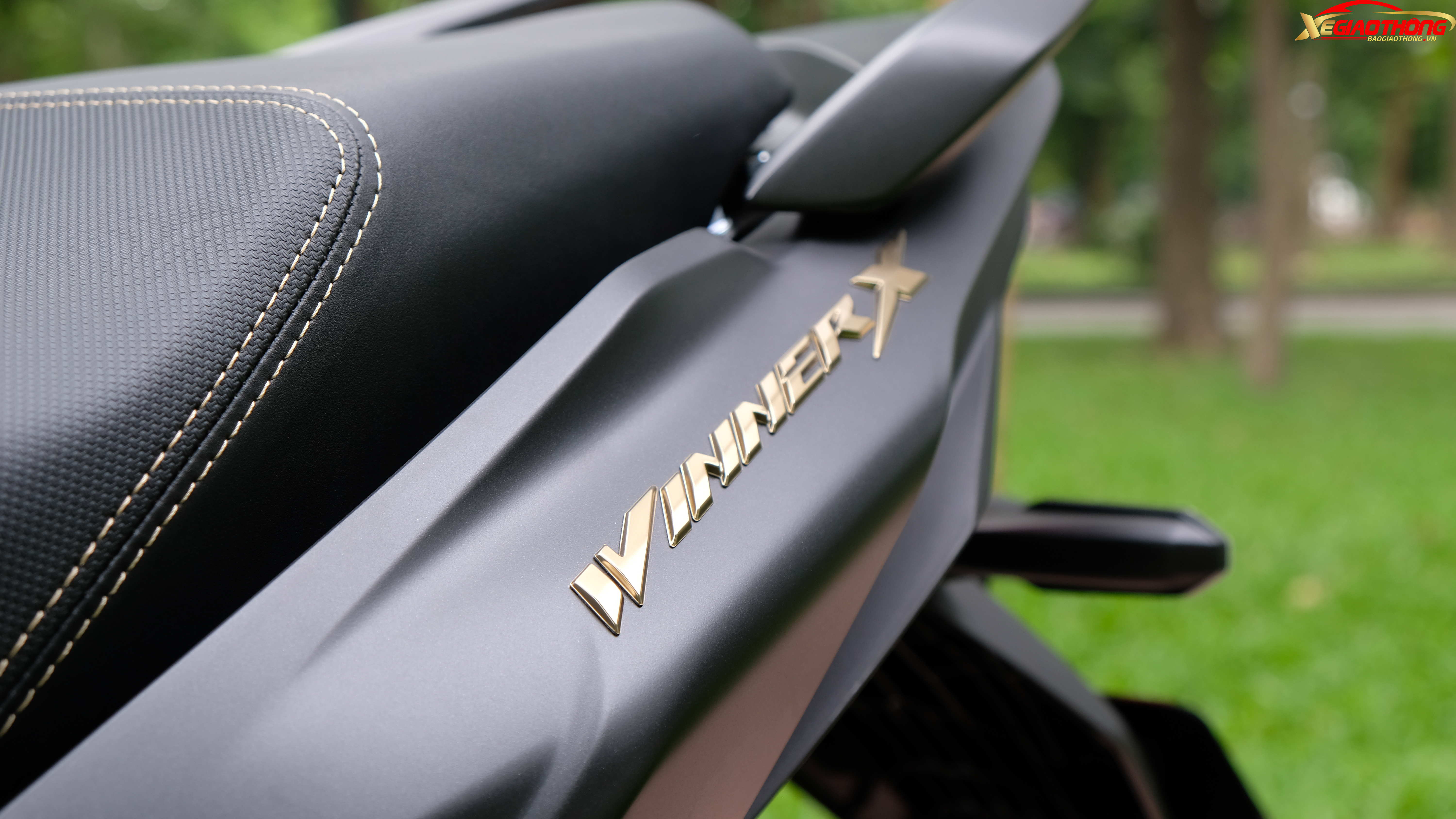 Bên cạnh đó, thiết kế với chi tiết tem xe đồ họa táo bạo cũng là yếu tố bật lên được chất siêu xe thể thao của phiên bản mới lần này.