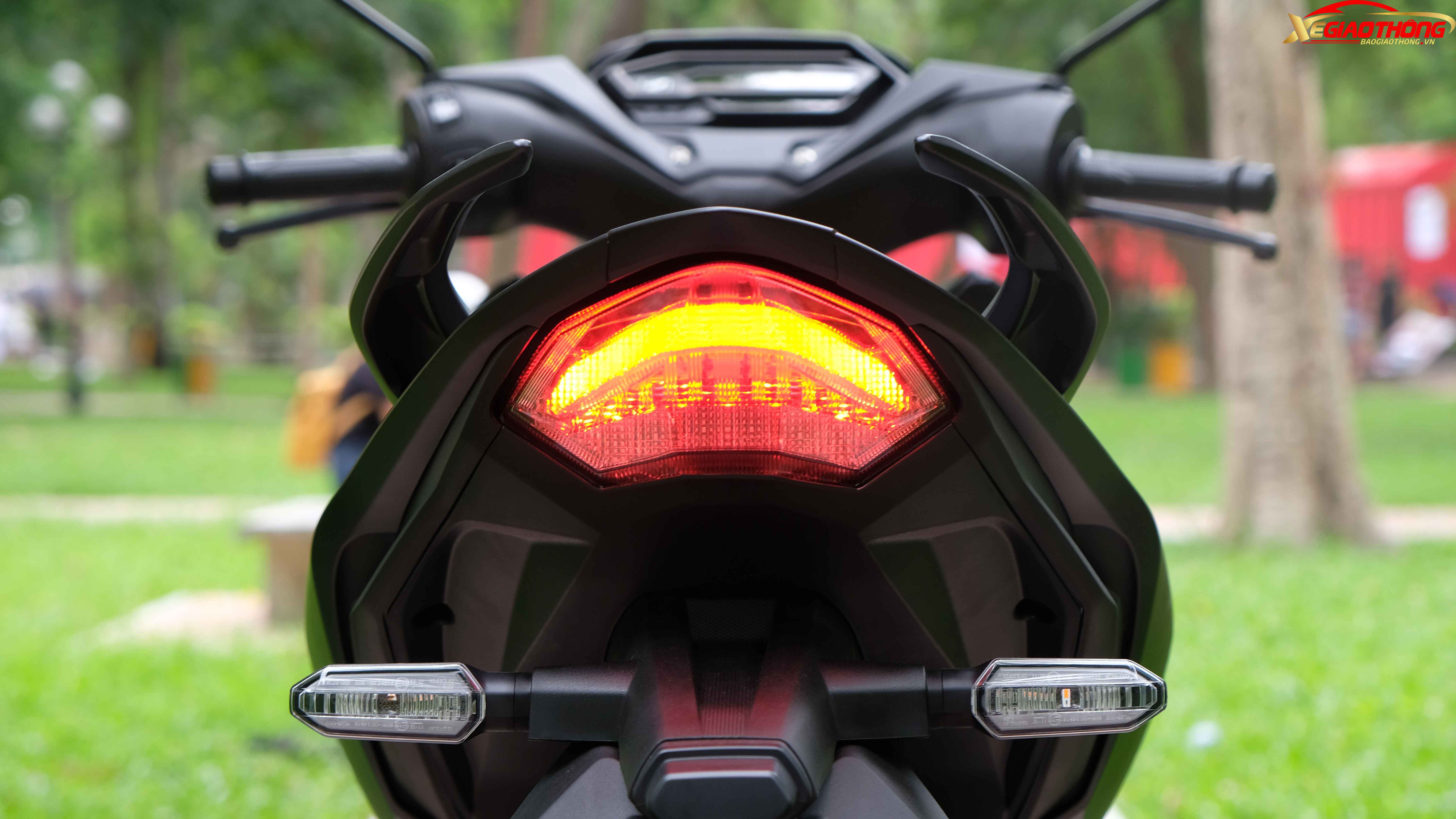 Ngoài ra, tay dắt sau trên Winner X được thiết kế dạng tách rời, tăng thêm tính thể thao cho chiếc xe côn tay thể thao cỡ nhỏ này.