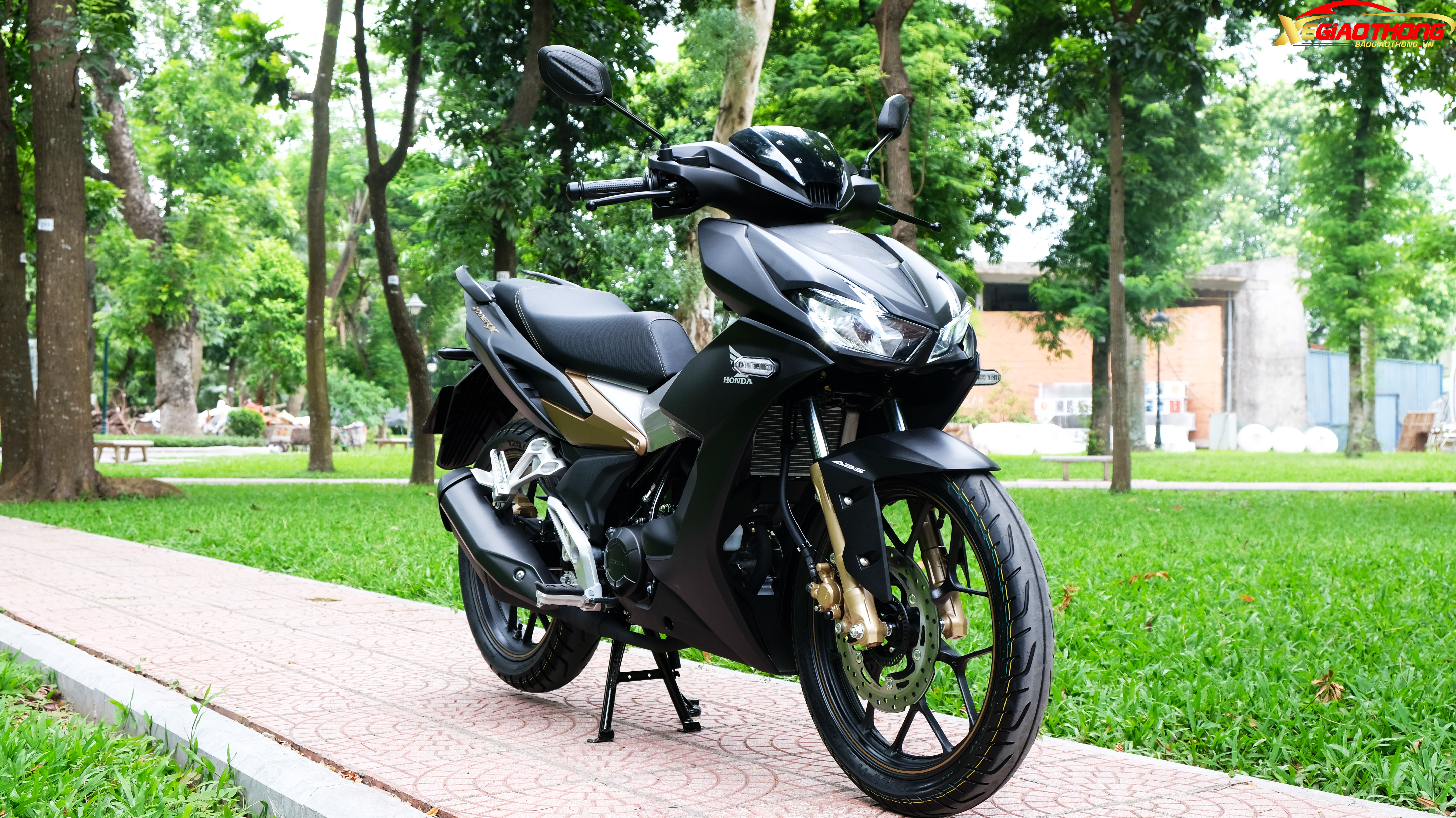 Honda Winner X vừa chính thức được giới thiệu tới khách hàng Việt Nam. Phiên bản cao cấp nhất sơn đen mờ có giá bán 49,49 triệu đồng.