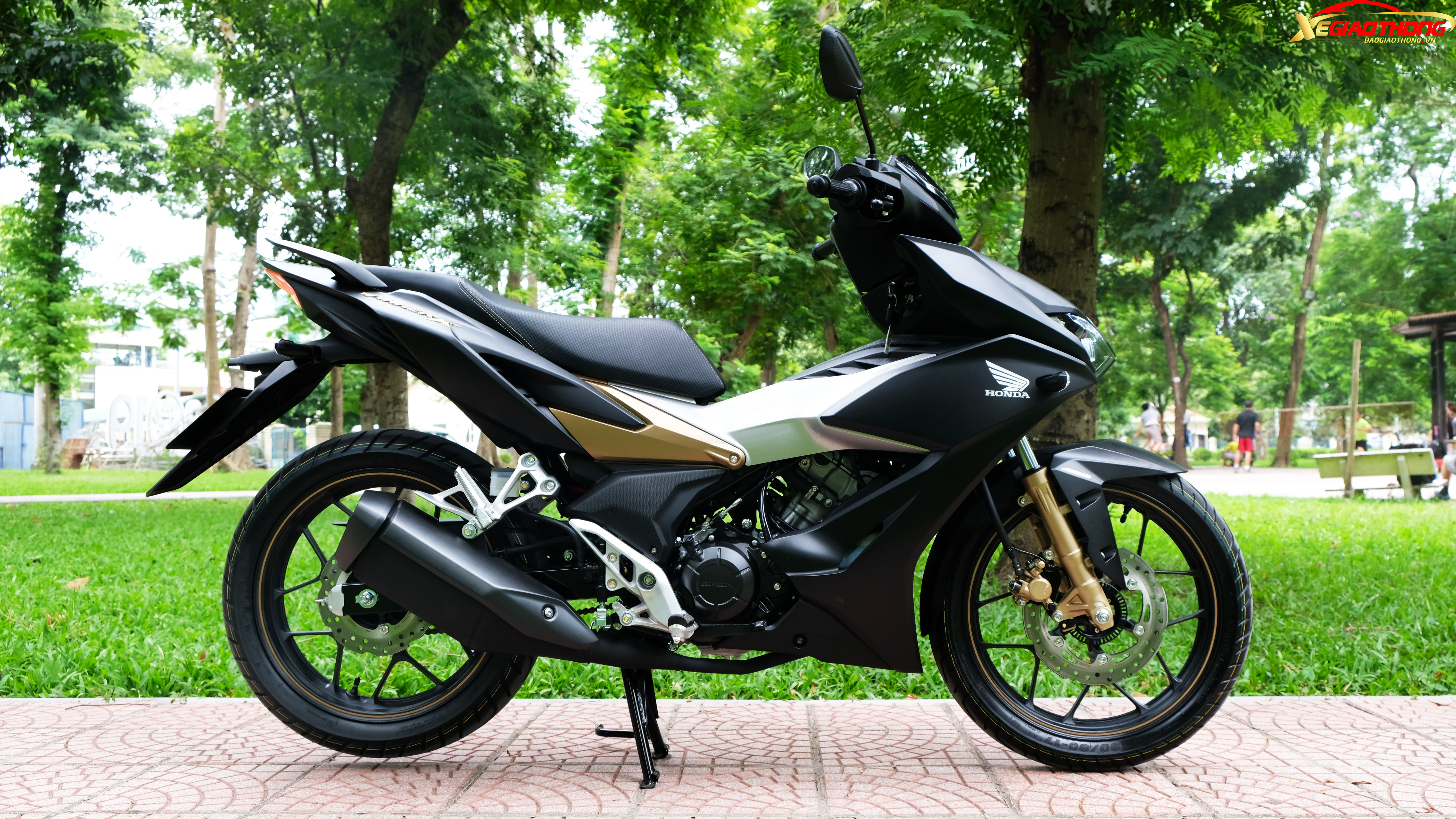 Người sử dụng có thể dễ dàng nhận thấy sự khác biệt hoàn toàn ở phiên bản này so với trước đây ở đường vát đầu xe sắc nhọn...