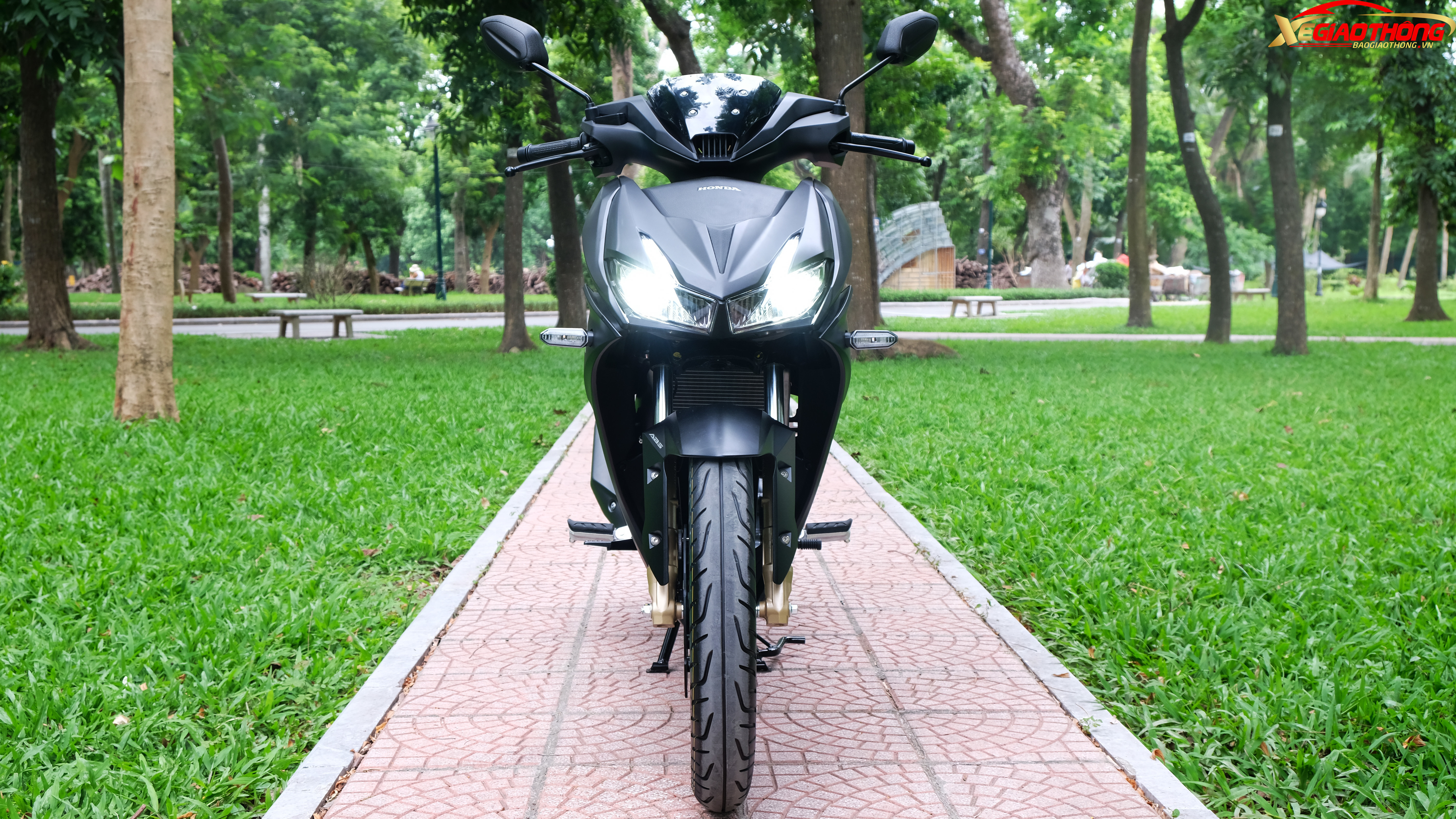 So với Winner 150, Winner X thay đổi hoàn toàn về thiết kế, thể thao hơn, mạnh mẽ hơn.