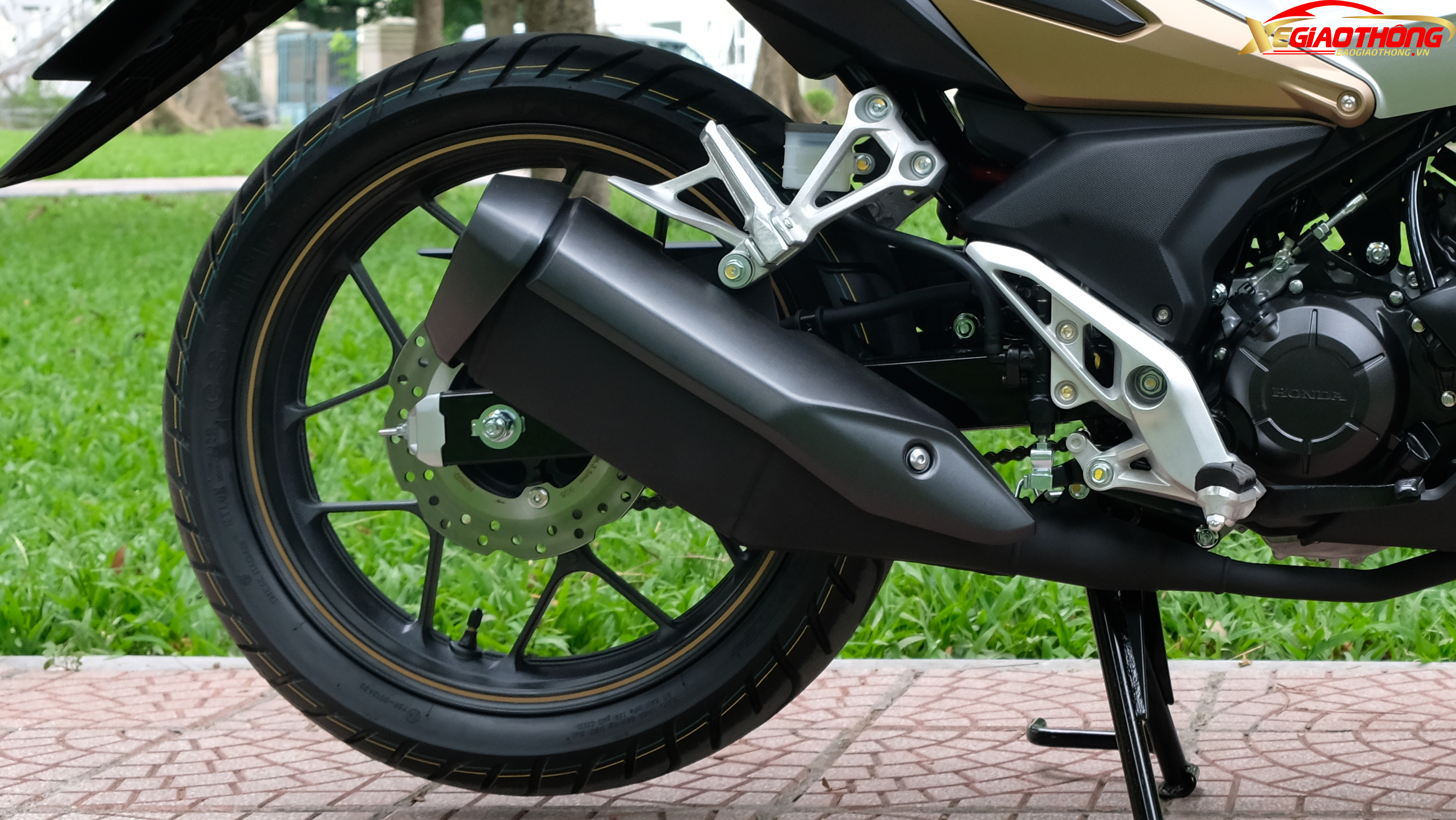 Ống xả của xe được rút gọn với tạo hình cứng cáp nhưng bề thế hơn, đem lại chất lượng âm thanh độc đáo, nổi bật phong cách của người dùng.