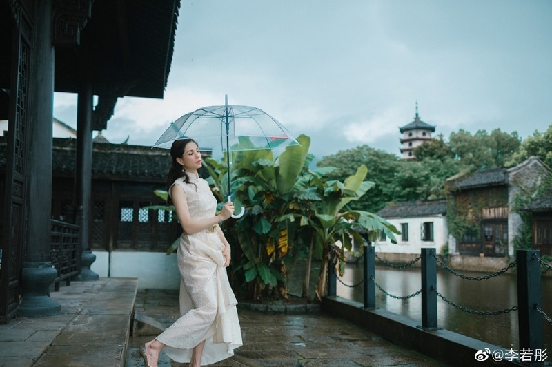 Trong những hình ảnh mới nhất của nàng "Tiểu Long Nữ" mà Sina đăng tải, Lý Nhược Đồng tiếp tục gây ngỡ ngàng bởi nhan sắc trẻ trung dù đã ở tuổi 46.