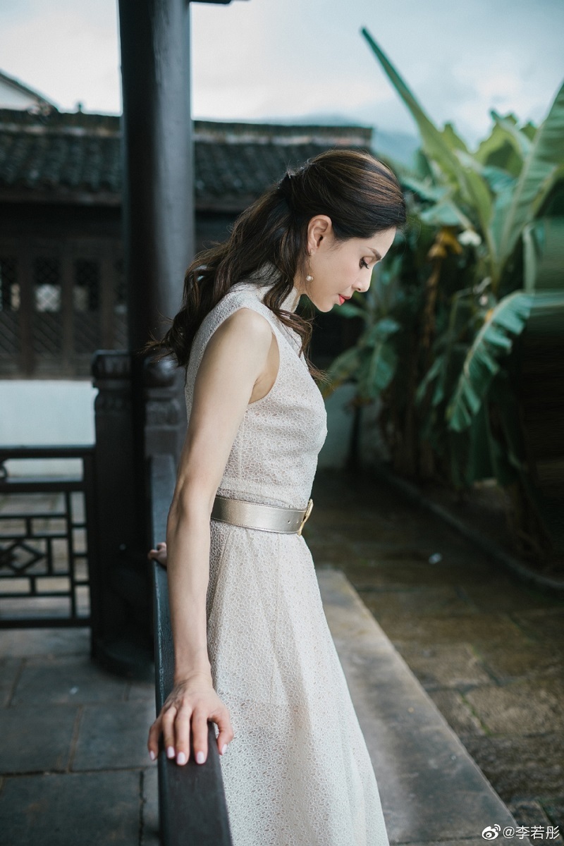 Không ít người nhận xét, trông cô giống một thiếu nữ hơn một người phụ nữ đã ở tuổi trung niên.